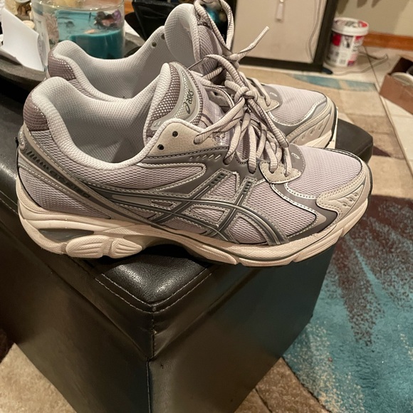 Asics Women's Light Gray Athletic Shoes - Picture 1 of 9